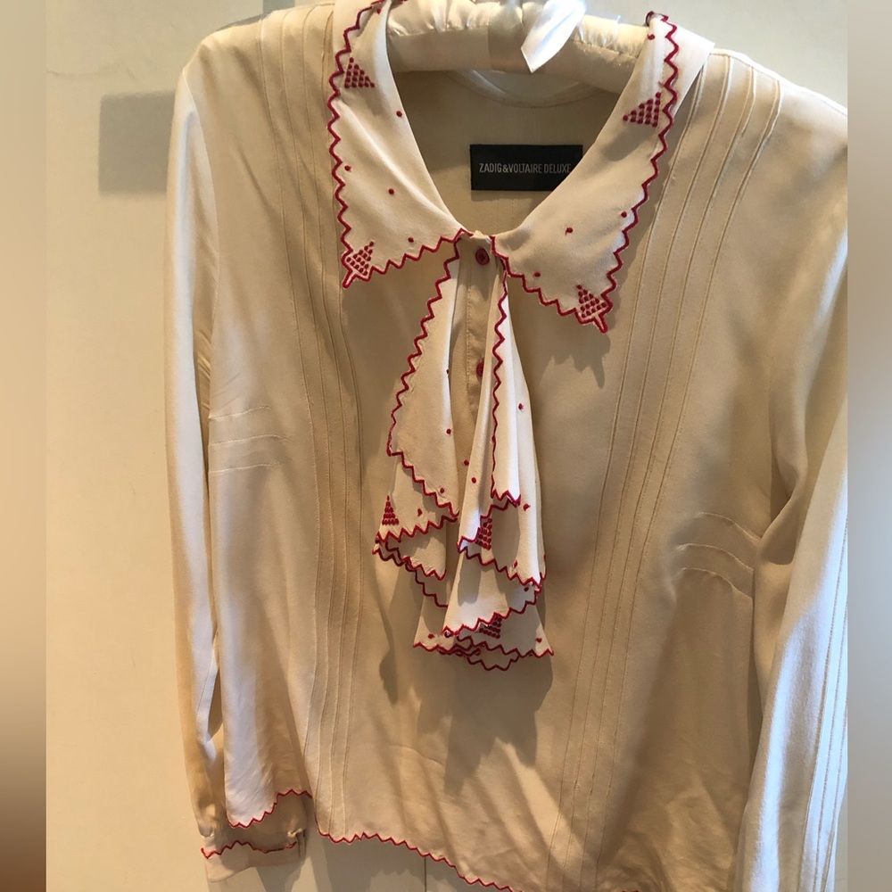 Stunning silk blouse with amazing detail. Size large (fits a size 6 to 8)